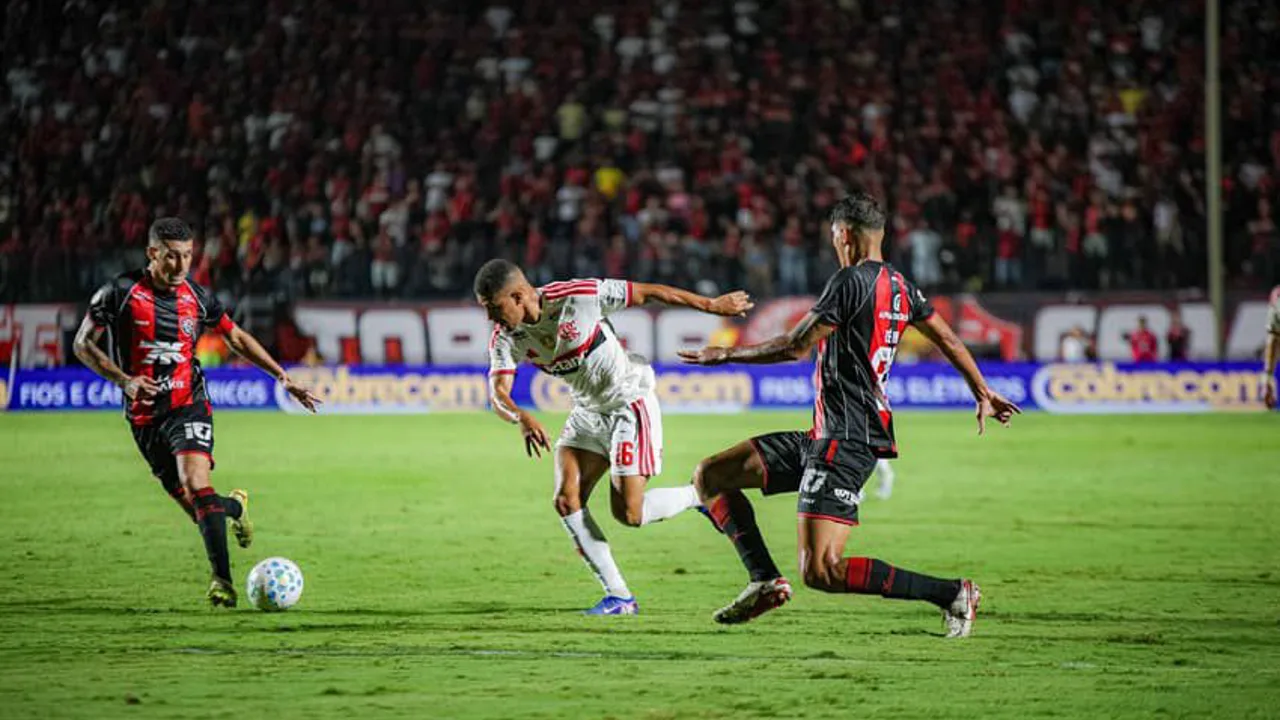 Goleiro Rossi do Flamengo no momento da falha no gol de Luan Cândido pelo Vitória no Barradão
