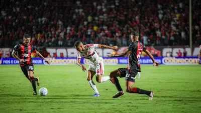 Rossi saiu mal do gol e o Flamengo saiu da Copa do Brasil