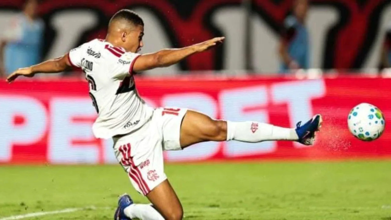 Pedro cabeceando no Barradão com jogadores do Vitória ao redor durante a partida da Copa do Brasil