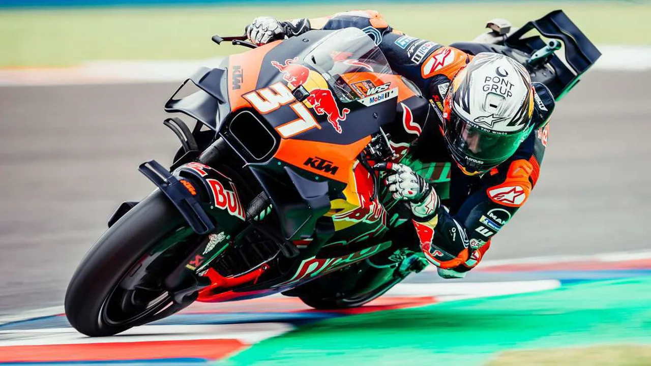 Pedro Acosta com capacete KTM celebra pole position no Circuito de Barcelona-Catalunha na MotoGP 2026