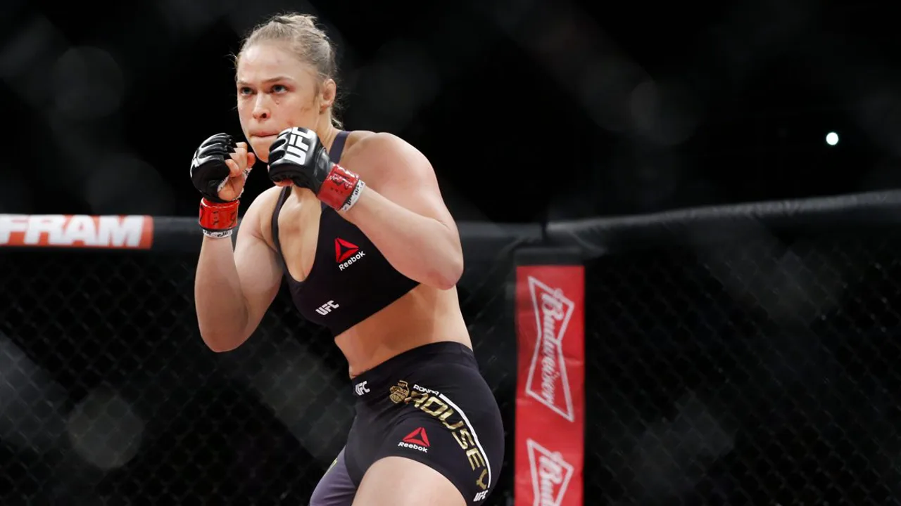 Ronda Rousey e Gina Carano frente a frente no ringue do Intuit Dome em Los Angeles em 2026