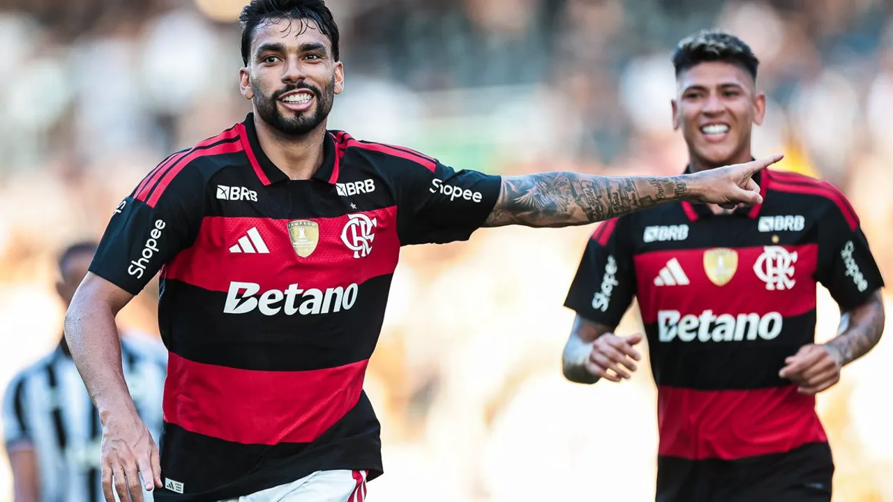Lucas Paquetá com a camisa do Flamengo em treino na Arena da Baixada, Curitiba