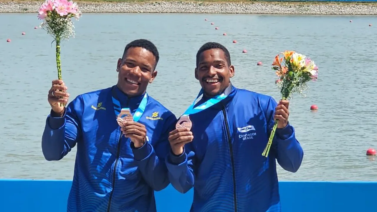 Isaquias Queiroz remando no C1 500m durante a Copa do Mundo de canoagem em Brandemburgo, Alemanha