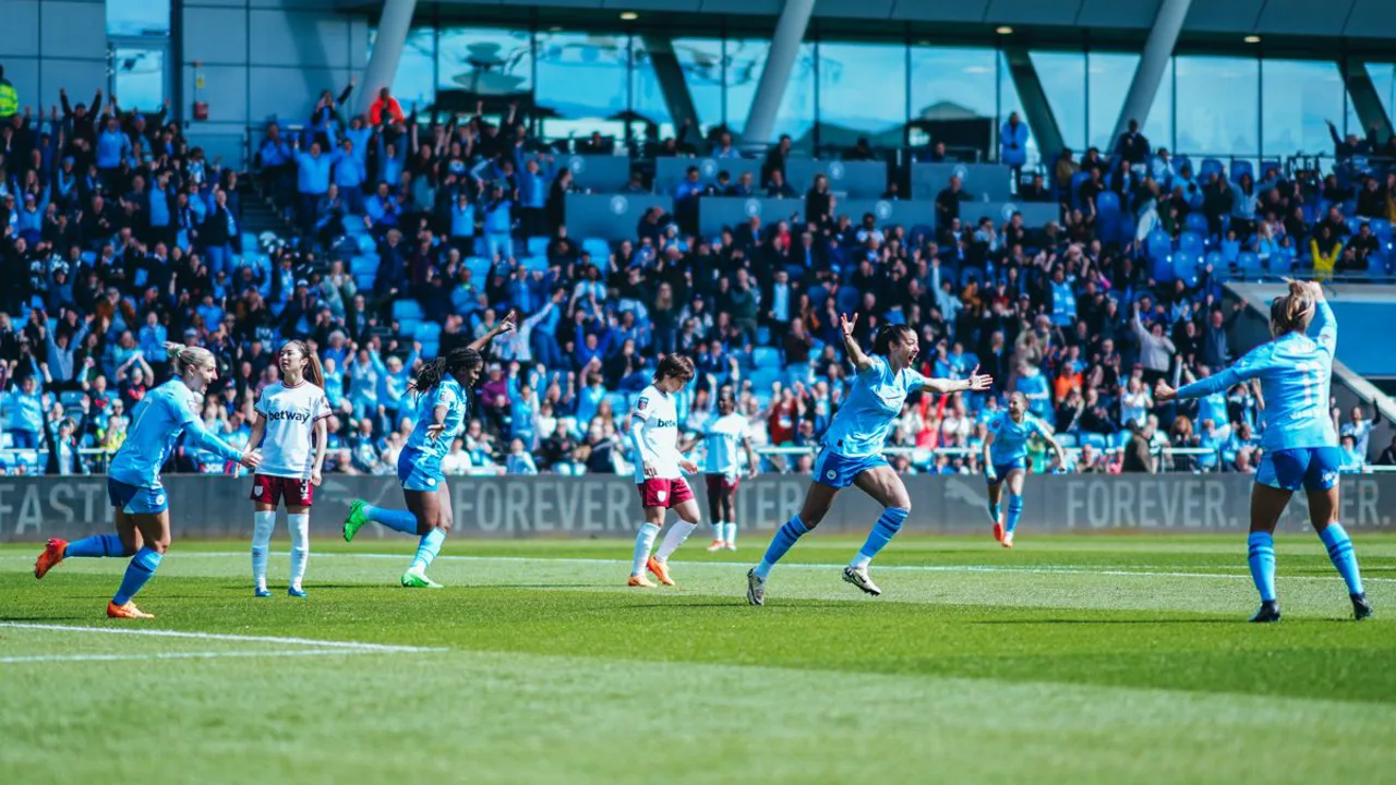 Khadija Shaw comemorando gol pela Women's FA Cup contra o Chelsea no Joie Stadium