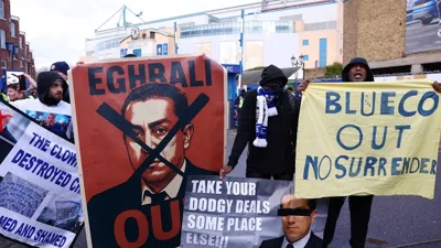 Torcida do Chelsea leva 'BlueCo Out' para Wembley num protesto sem precedentes