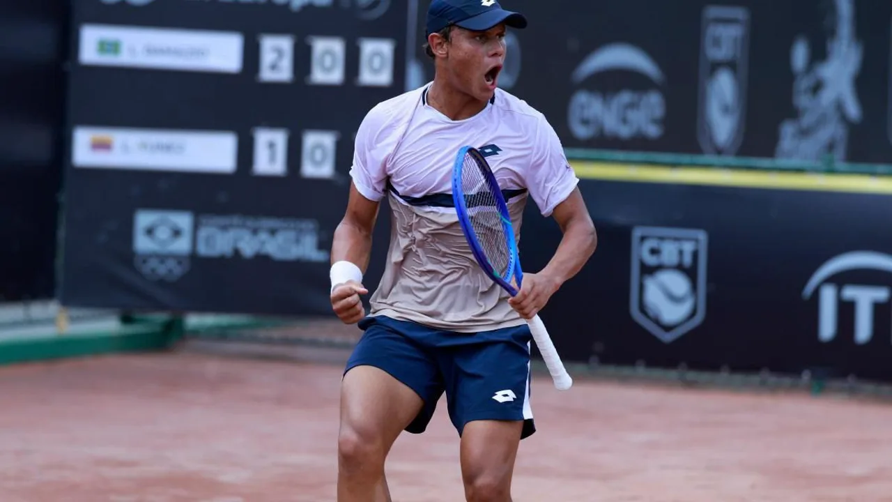 Jannik Sinner curvado na quadra do Foro Italico durante semifinal contra Medvedev sob chuva em Roma