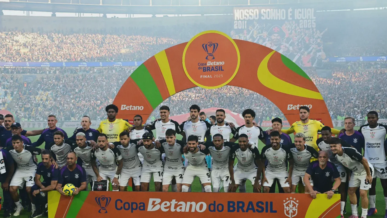 Atacante do Flamengo e do Palmeiras em frente ao gol sem conseguir converter finalização no Brasileirão