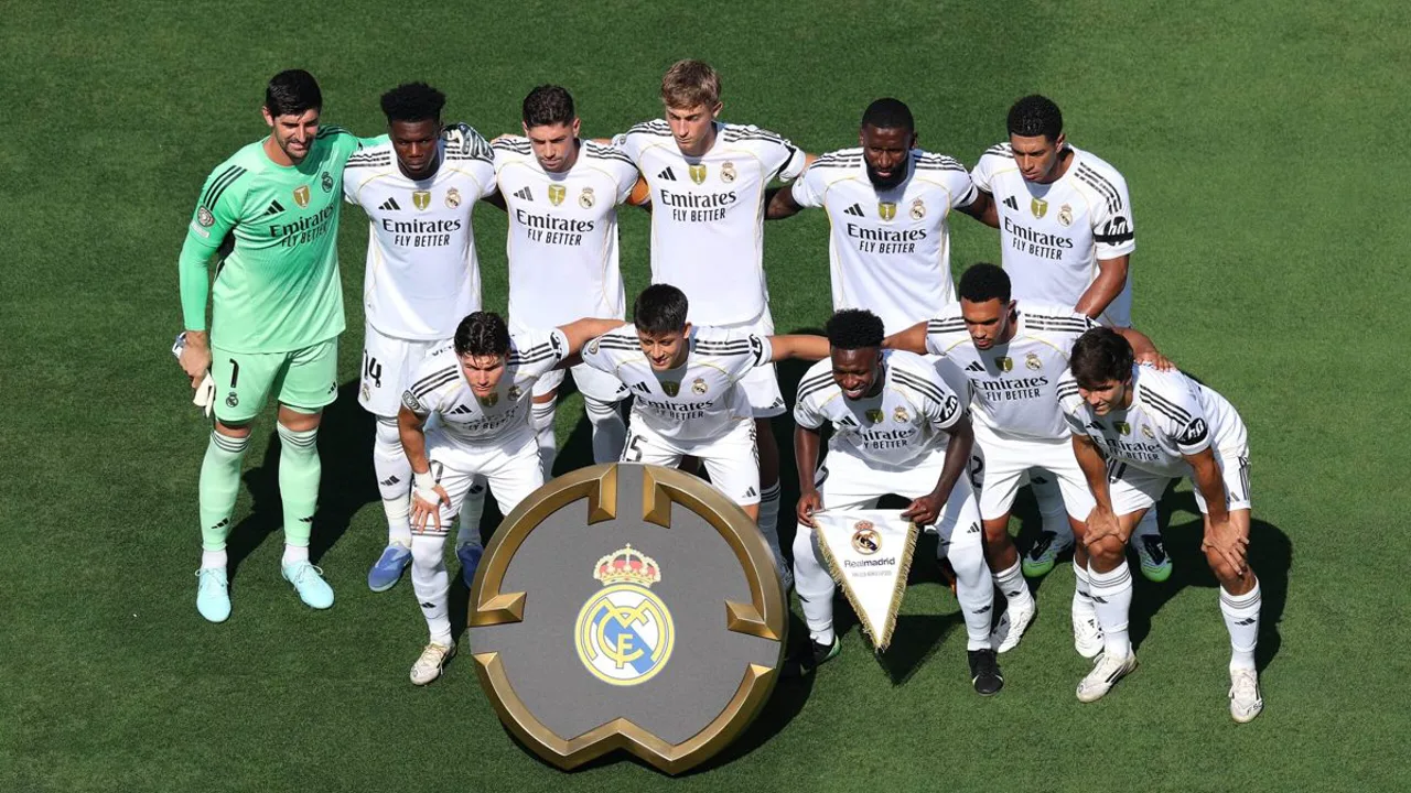Vinícius Júnior em campo pelo Real Madrid com torcida ao fundo no Santiago Bernabéu