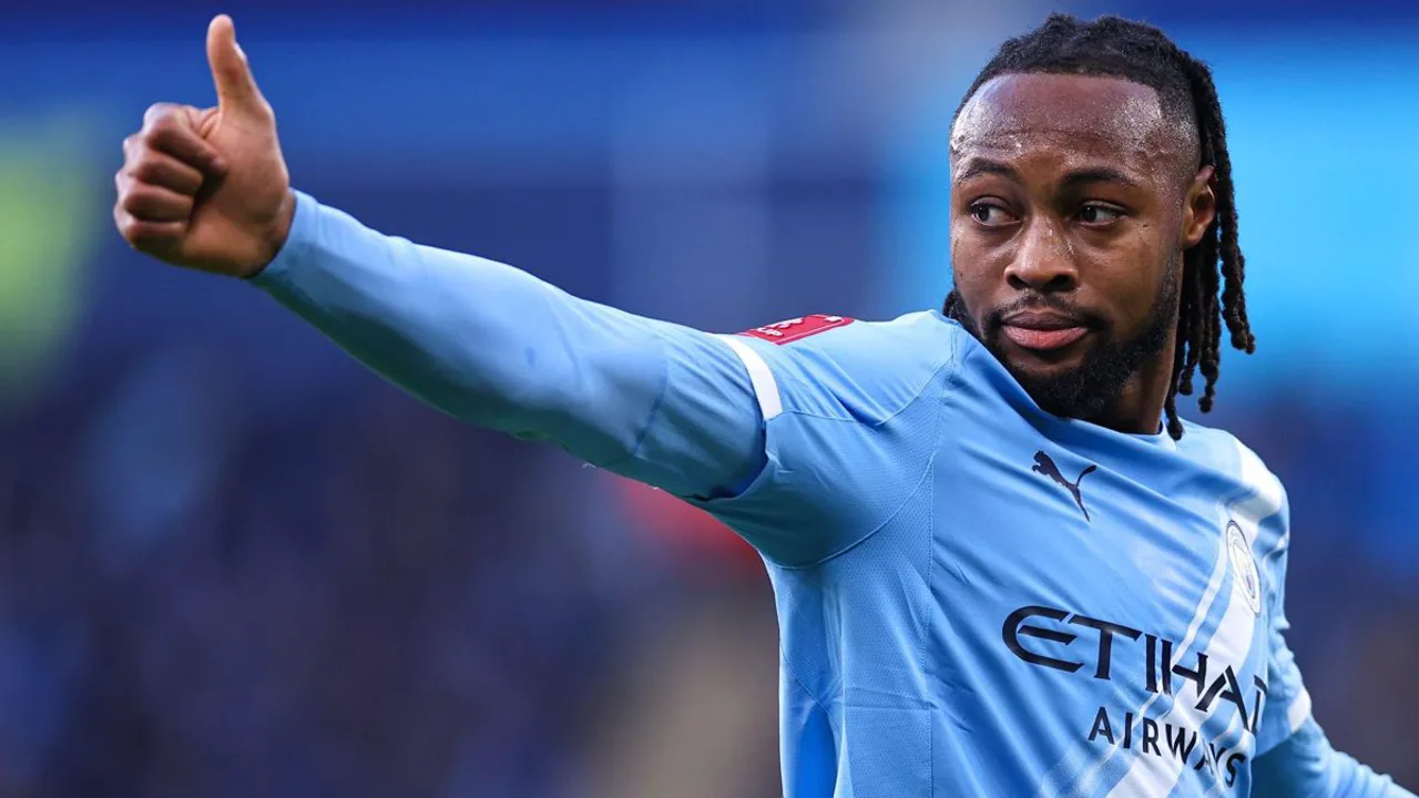 Antoine Semenyo em campo pelo Manchester City no Hill Dickinson Stadium durante Everton x City