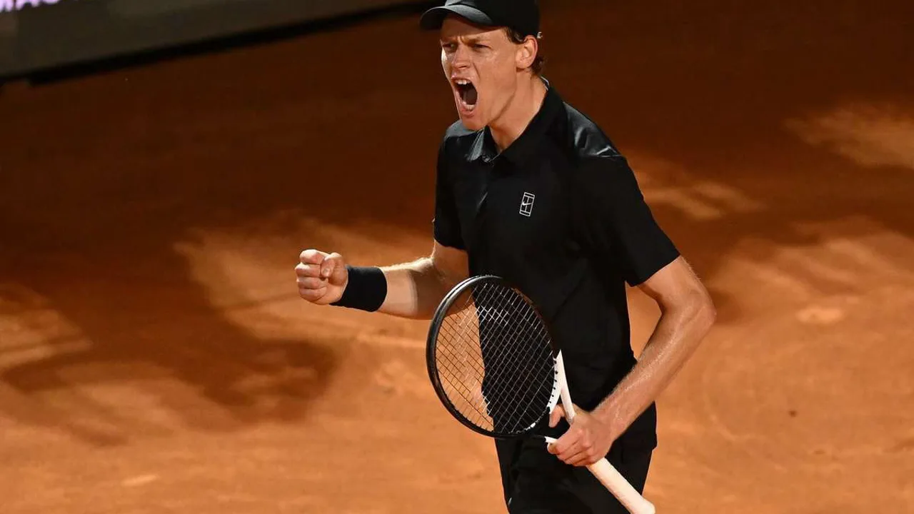 Jannik Sinner apoiado na raquete com sinais de cansaço durante semifinal contra Medvedev no Foro Italico