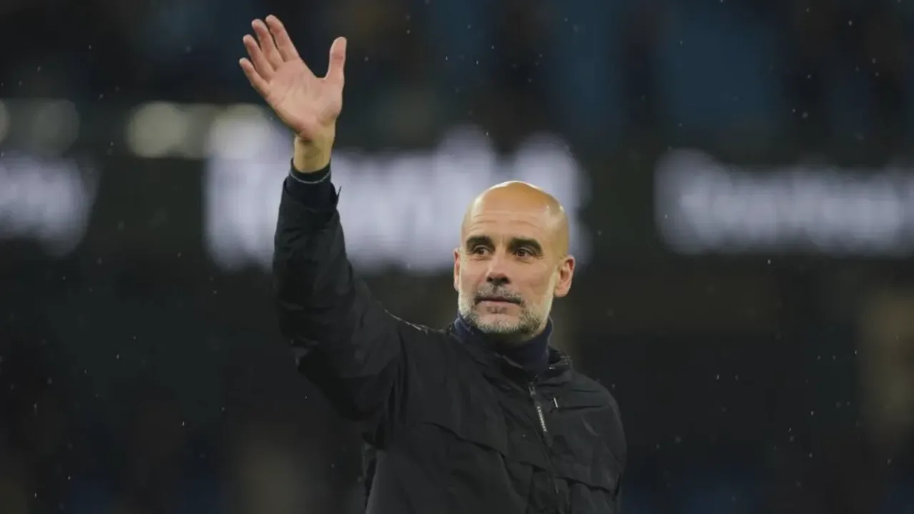 Pep Guardiola na beira do campo do Etihad Stadium durante partida do Manchester City na Premier League