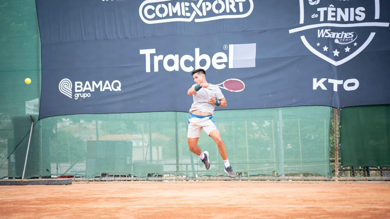 Jannik Sinner celebra vitória sobre Medvedev na semifinal dos Internazionali d'Italia no Foro Italico