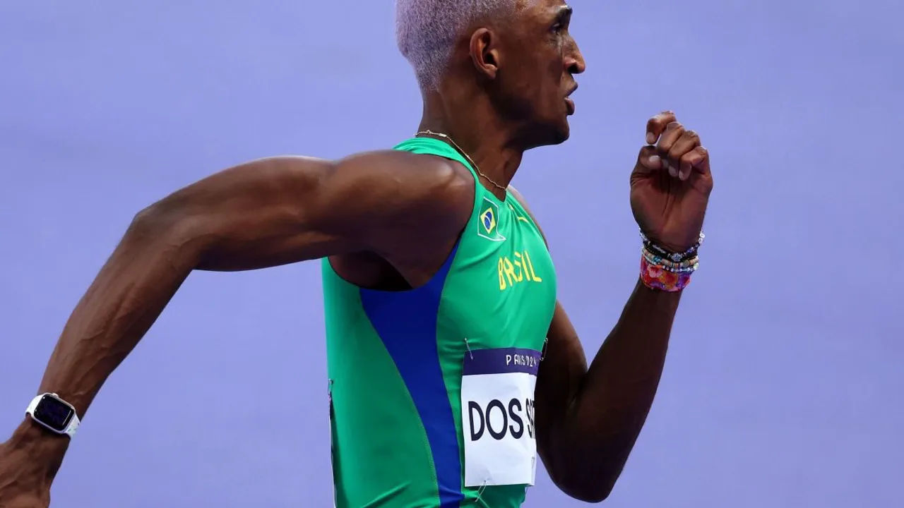 Alison dos Santos cruzando a linha de chegada nos 300m com barreiras em Xangai, Diamond League 2026