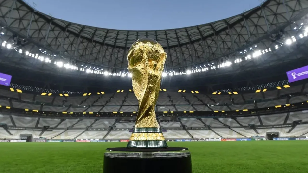Luka Modric com a camisa da Croácia segurando a Bola de Ouro da Copa do Mundo de 2018 no Luzhniki