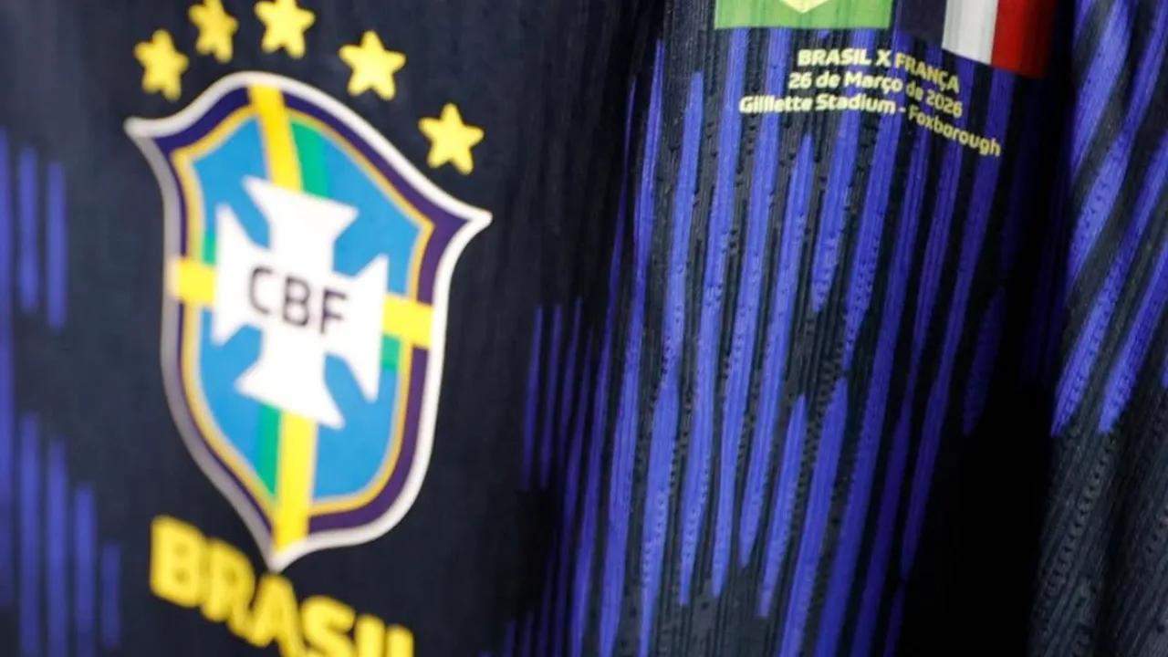 Dani Carvajal com a camisa do Real Madrid levantando a taça da Champions League