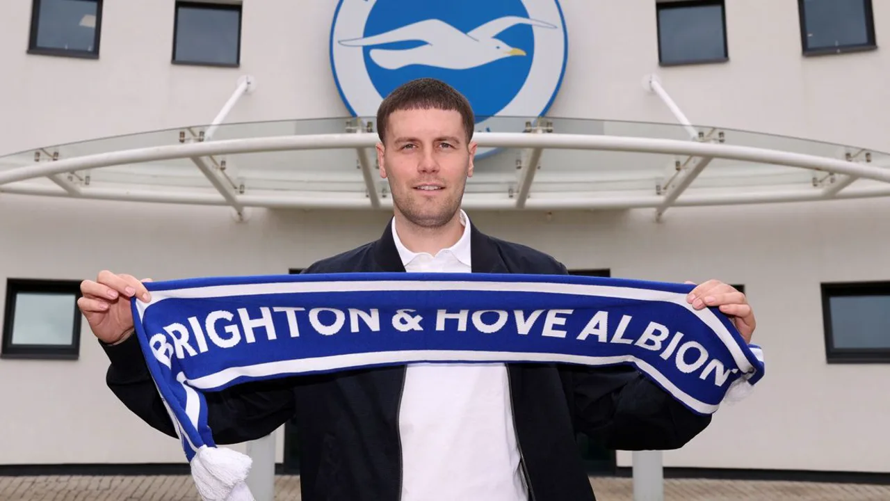 Fabian Hürzeler, treinador do Brighton, observa o jogo na beira do campo na Premier League