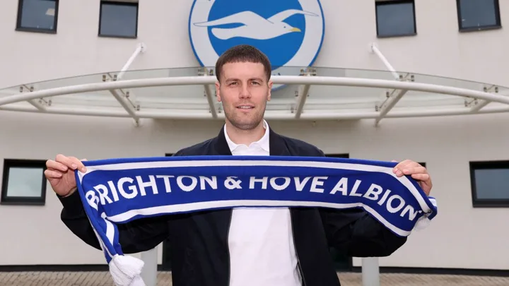 Fabian Hürzeler, treinador do Brighton, observa o jogo na beira do campo na Premier League