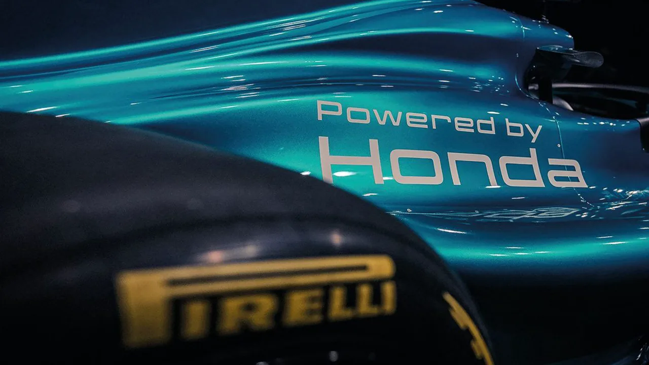 Motor Honda de Fórmula 1 sendo preparado em banco de testes, com engenheiros ao fundo