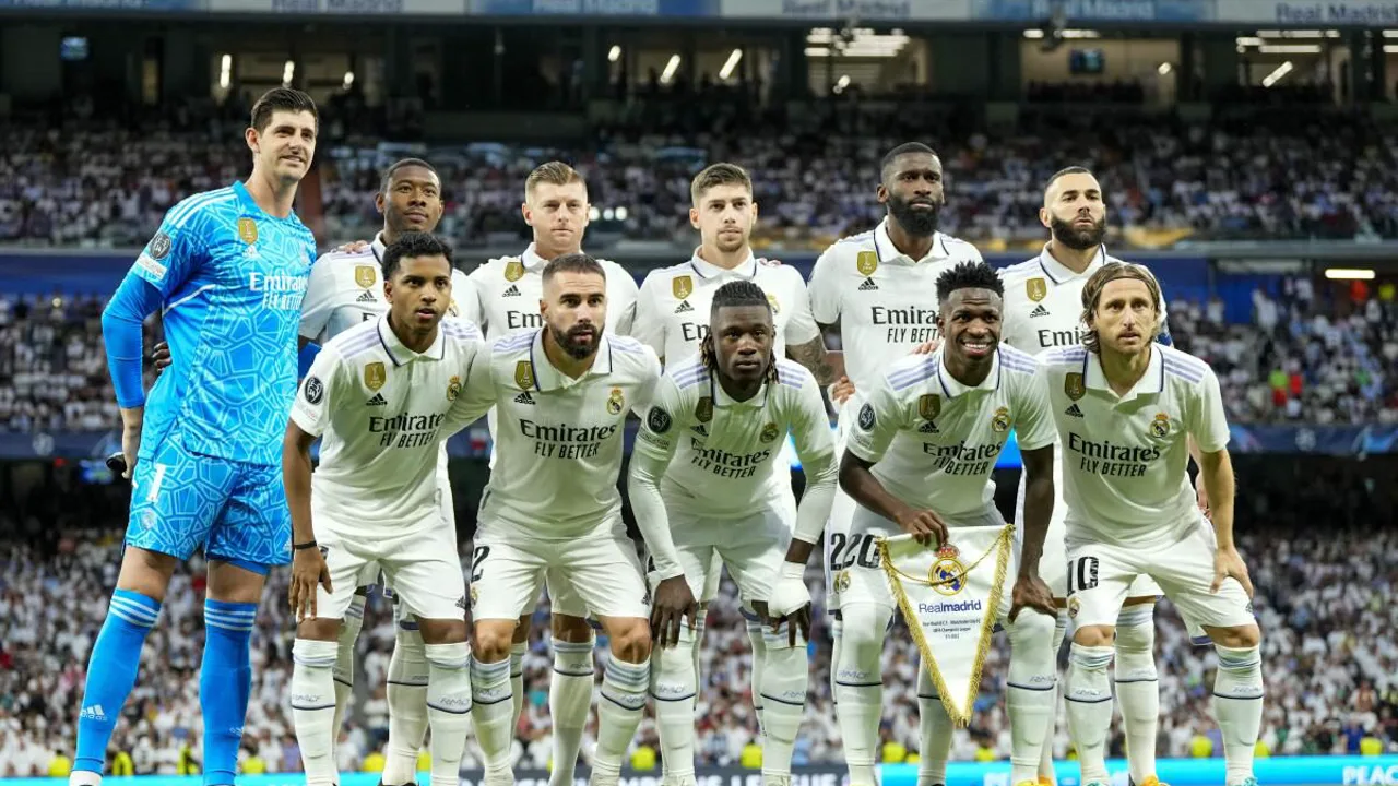 Dani Carvajal com a camisa do Real Madrid no Santiago Bernabéu, olhando para o gramado