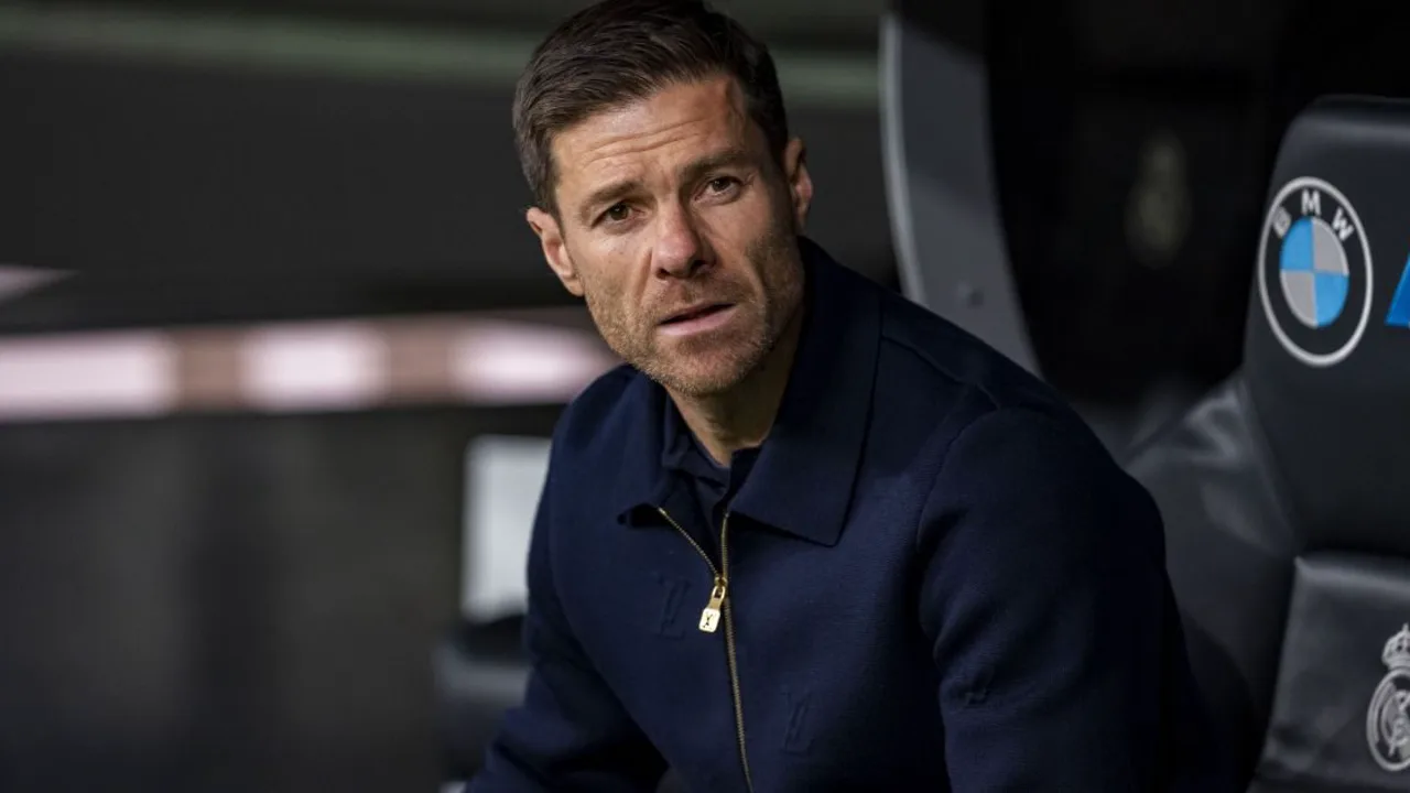 Xabi Alonso observa treino com prancheta tática em campo de futebol europeu