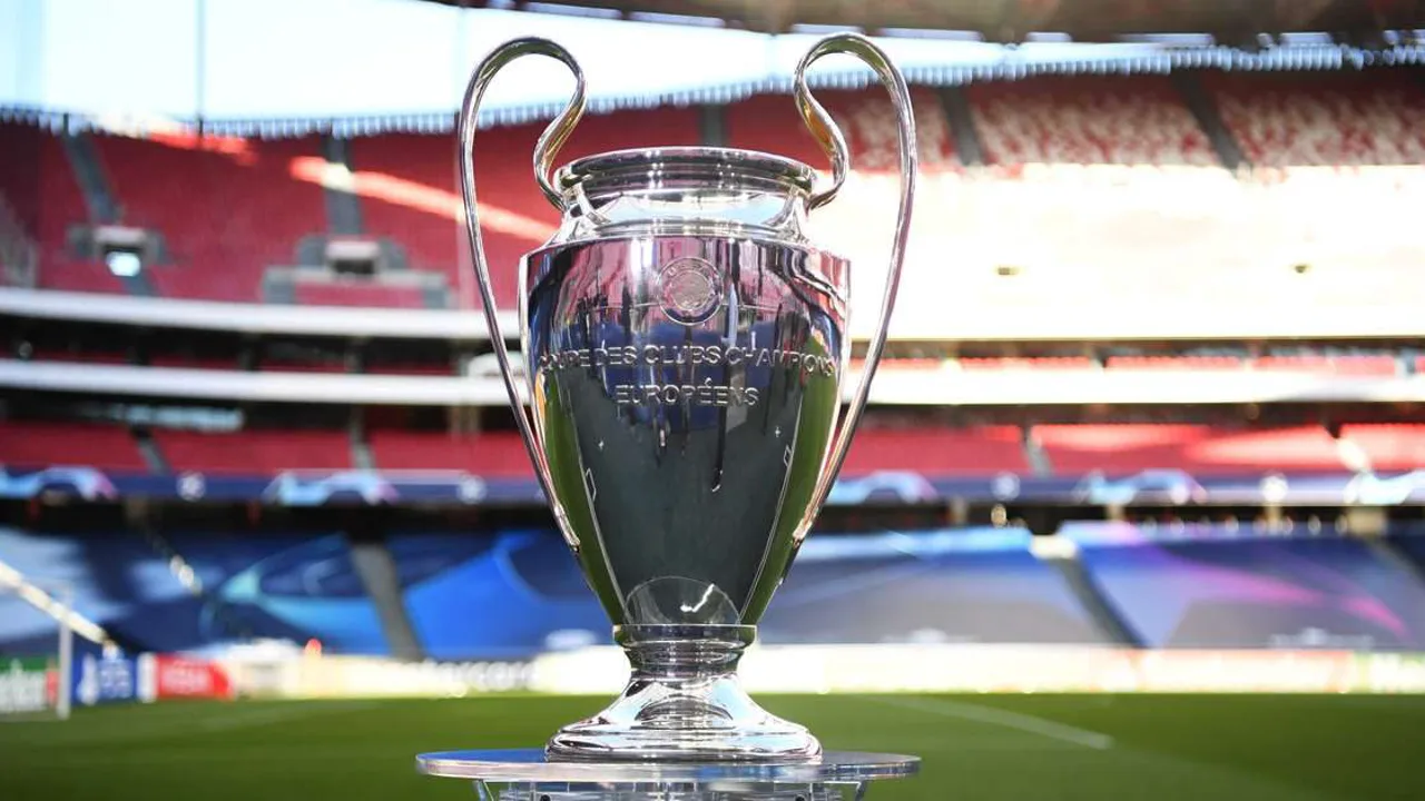 Kepa Arrizabalaga com luvas de goleiro erguendo a taça da Champions League