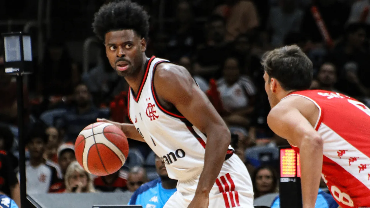 Quadra do Ginásio Antônio Prado Jr. durante partida entre Paulistano e Flamengo no Brasileirão de basquete 2024