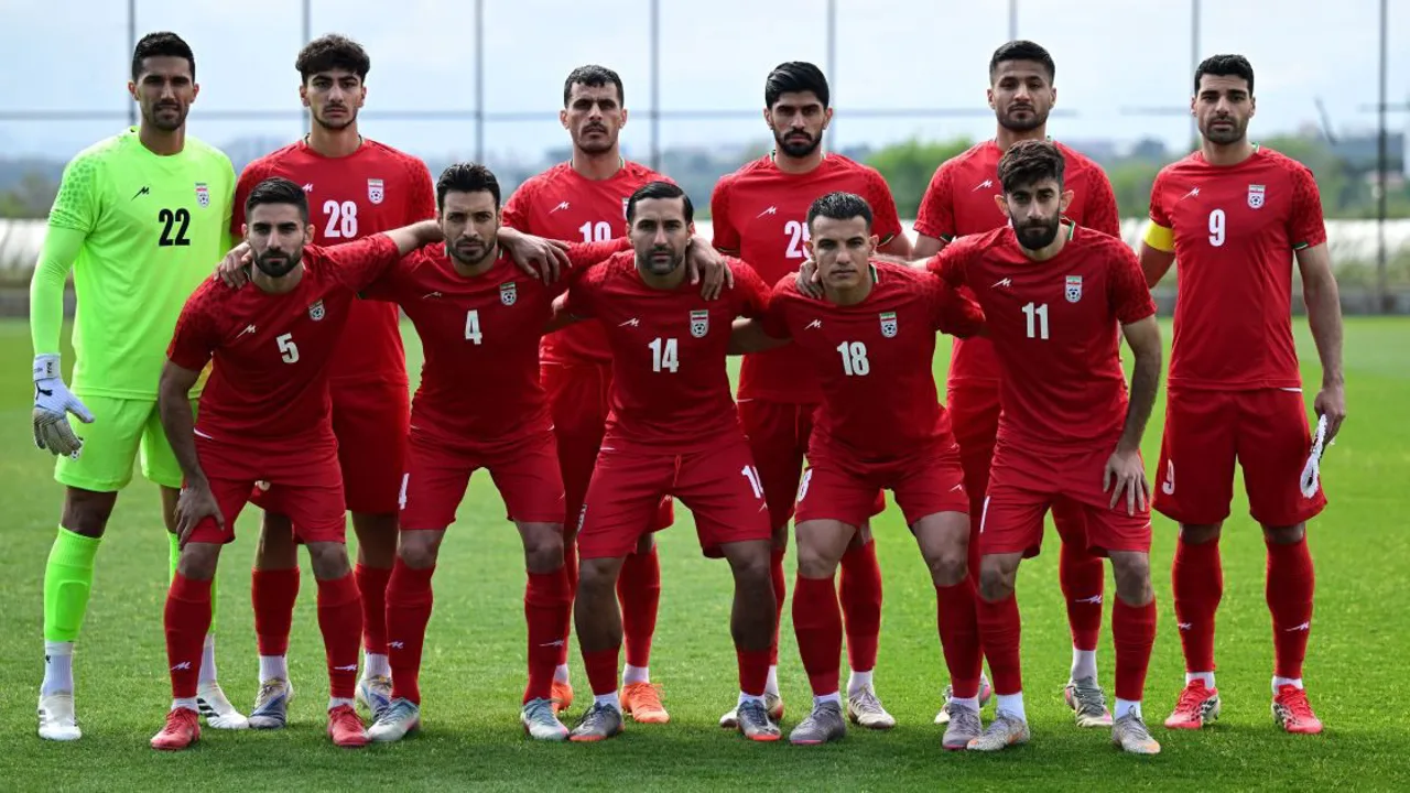 Torcedores iranianos na Praça da Revolução em Teerã durante lançamento do uniforme da seleção para a Copa do Mundo 2026