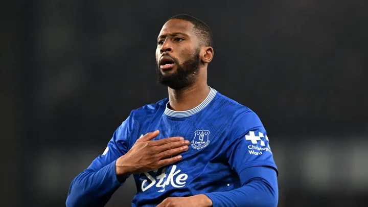 Beto com a camisa do Everton e Mohamed Salah com a camisa do Liverpool em duelo pela Premier League 2025/2026