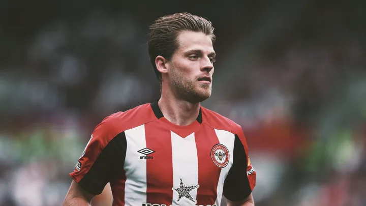 Mathias Jensen, meia do Brentford, com a camisa 8 em partida da Premier League 2025/2026