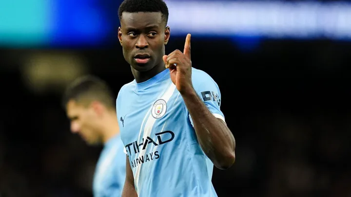 Marc Guéhi, zagueiro do Manchester City, camisa 15, em ação defensiva durante partida da Champions League