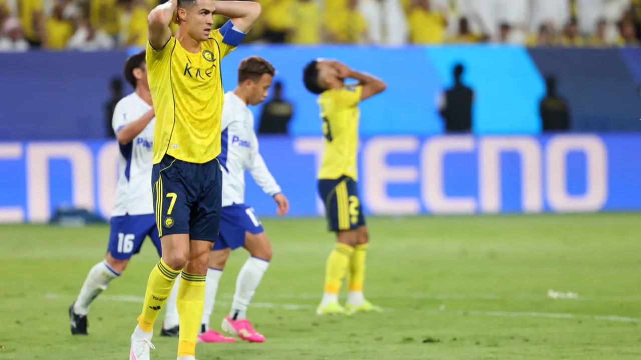 Cristiano Ronaldo cabisbaixo após derrota do Al-Nassr na final da ACL Two para o Gamba Osaka