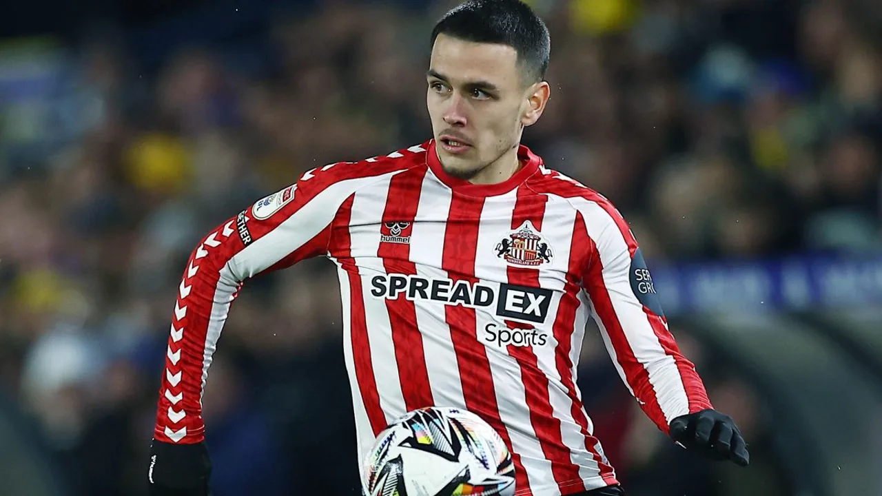 Enzo Le Fée, meia do Sunderland, com a camisa 28 em campo na Premier League 2025/2026