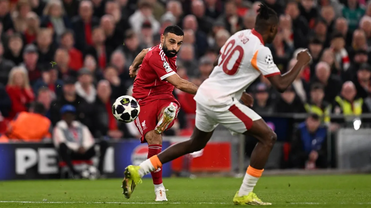 Mohamed Salah comemorando gol em Anfield com a camisa vermelha do Liverpool