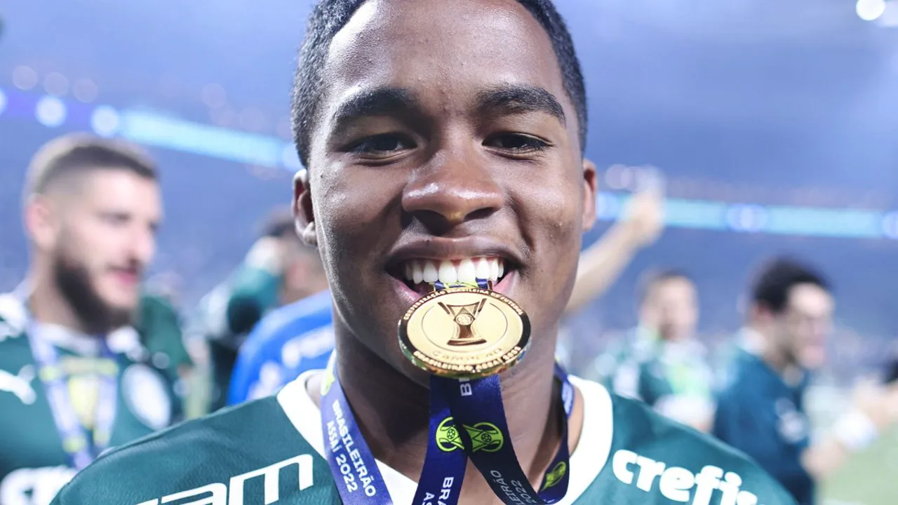 Endrick comemorando gol com a camisa do Lyon na Ligue 1 2025/26