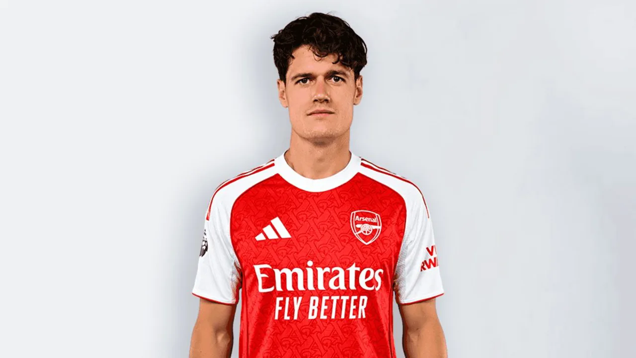 Christian Nørgaard, volante dinamarquês do Arsenal, de camisa 16, em ação na Premier League