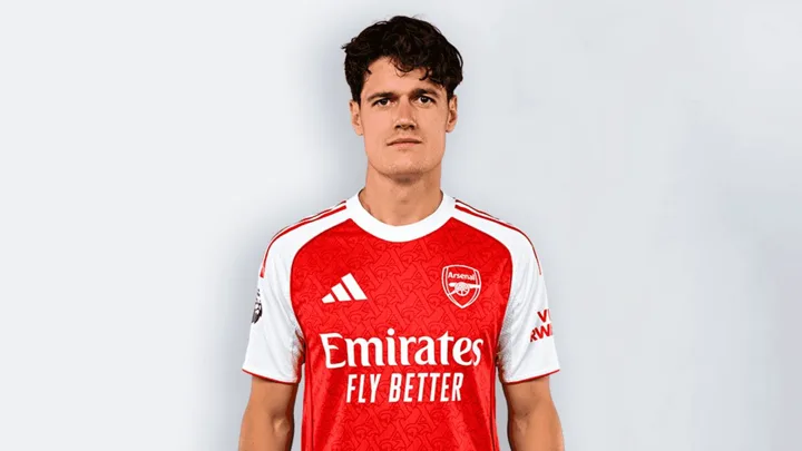 Christian Nørgaard, volante dinamarquês do Arsenal, de camisa 16, em ação na Premier League