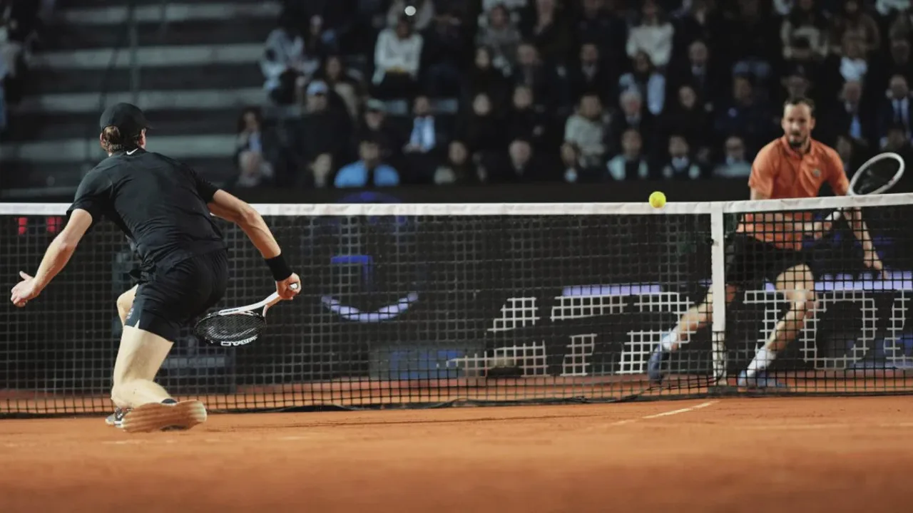 Elina Svitolina celebra título no Foro Italico segurando troféu do Roma Open 2026 na quadra de saibro
