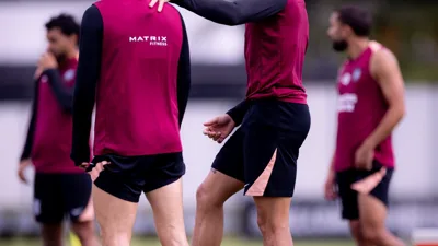 Kayke cai, e o Corinthians tenta montar um ataque com o que sobrou