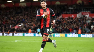 A camisa 9 que Evanilson ainda não aprendeu a carregar sozinho no Bournemouth
