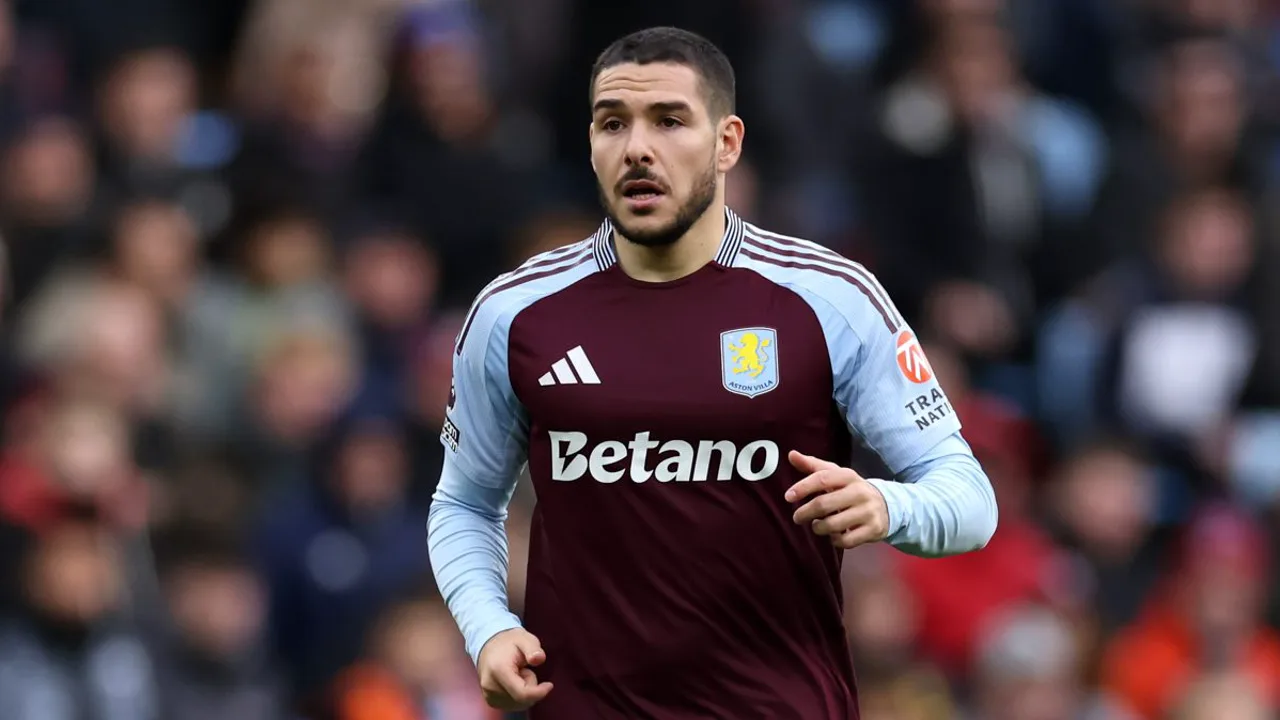Emiliano Buendía com a camisa 10 do Aston Villa conduzindo a bola em partida da Premier League