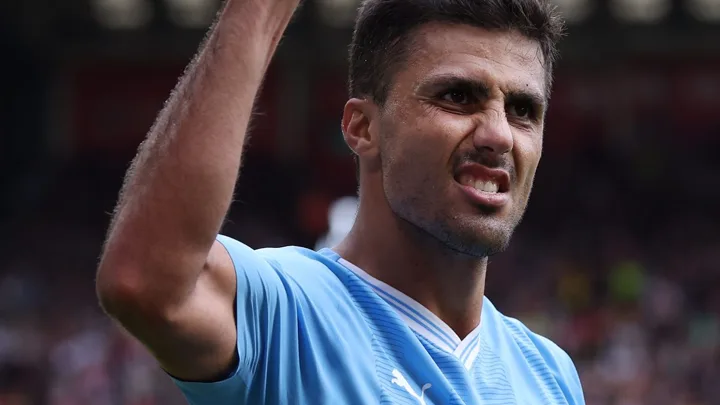 Rodri, volante do Manchester City, com a camisa 16 no meio-campo durante partida da temporada 2025-26