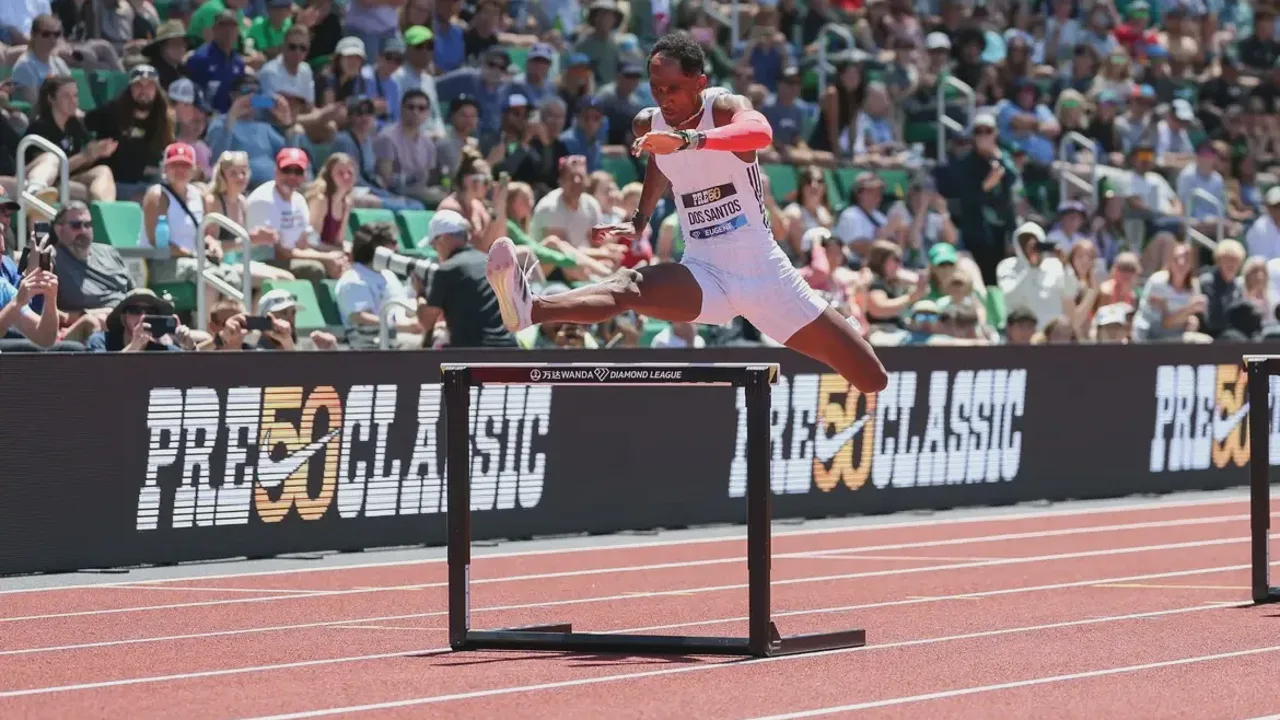 Alison dos Santos cruza a linha de chegada nos 300m com barreiras na Diamond League em Xangai, à frente de Karsten Warholm