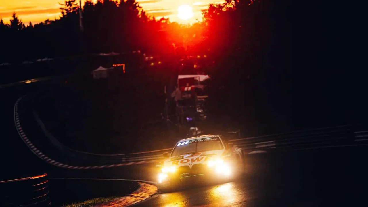 BMW M4 GT3 de Augusto Farfus com faróis acesos na pista molhada do Nürburgring à noite