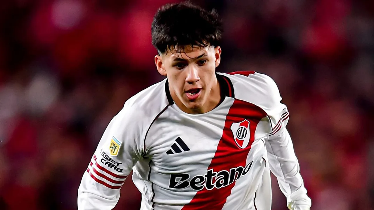 Marcos Acuña observa treino do River Plate no Monumental de Núñez antes da semifinal do Apertura