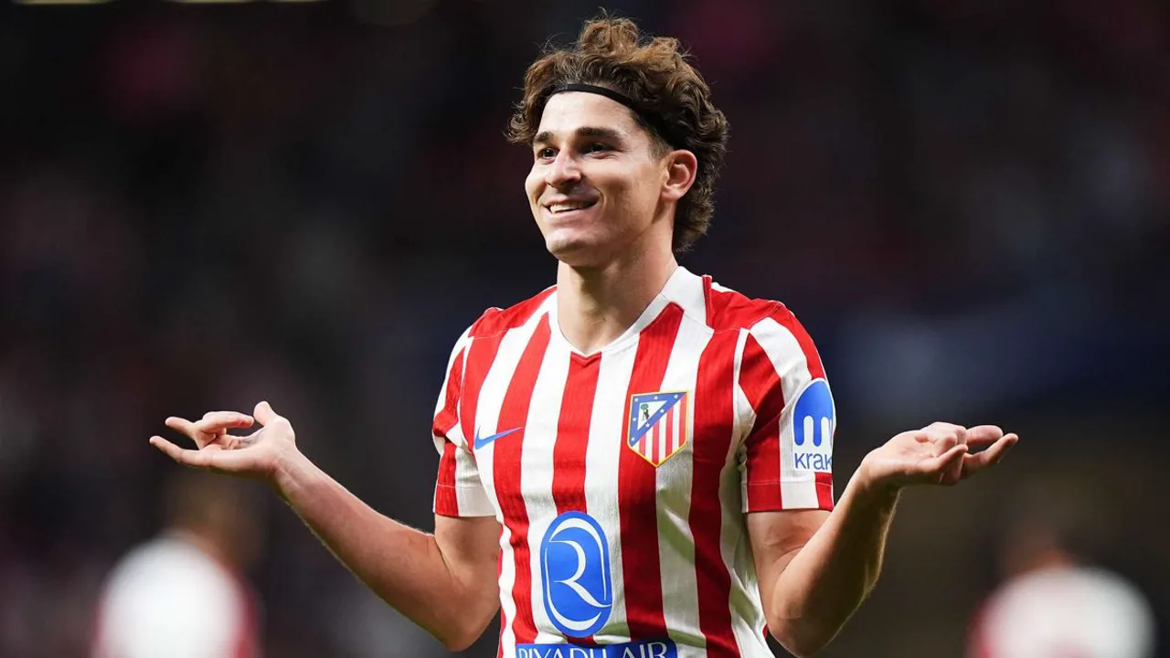 Julián Álvarez com a camisa do Atlético de Madrid em campo durante partida da La Liga 2025/2026