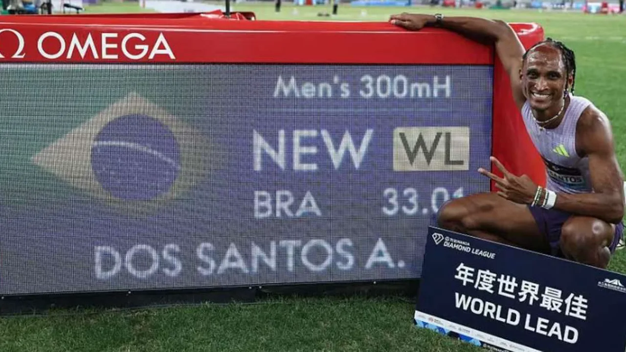 Alison dos Santos cruzando a linha de chegada nos 300m com barreiras na Diamond League de Xangai