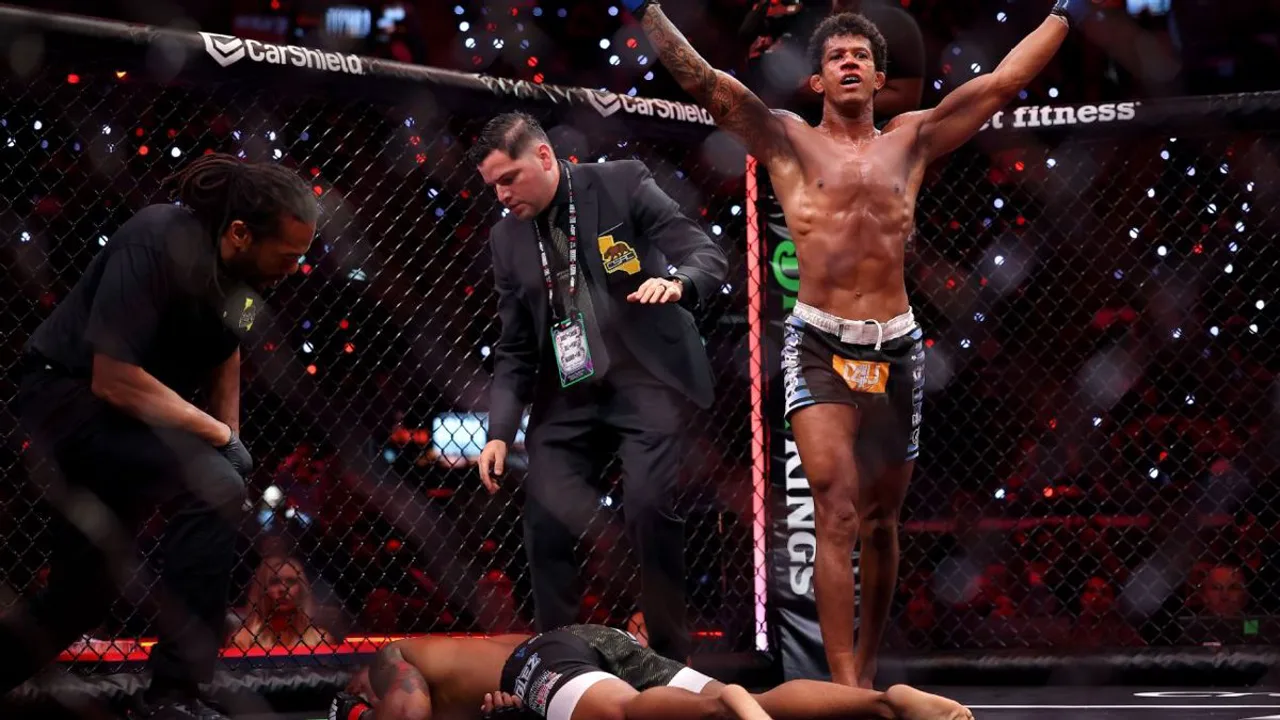 Adriano Moraes aplicando mata-leão em Phumi Nkuta no octógono do Intuit Dome em Los Angeles