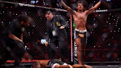 Adriano Moraes apaga rival no último segundo e o VAR decide quem venceu