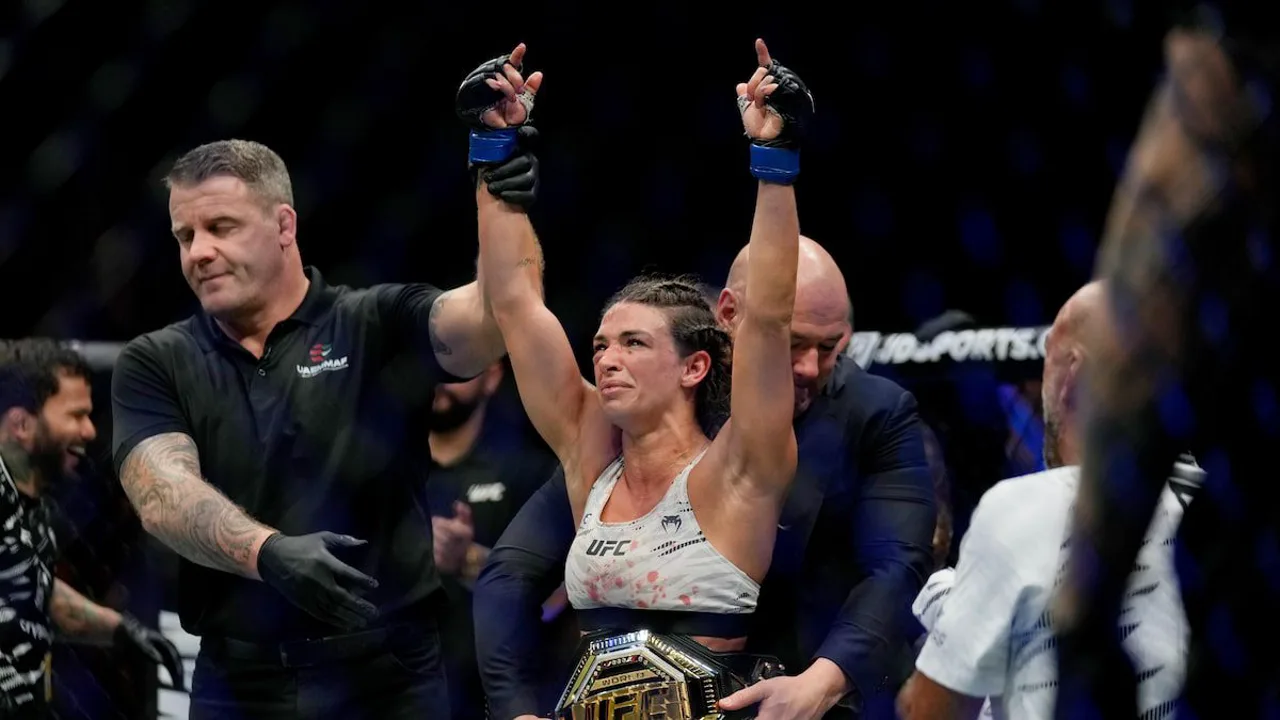 Daniel Santos em posição de luta no octógono do UFC durante pesagem do UFC Fight Night em Las Vegas