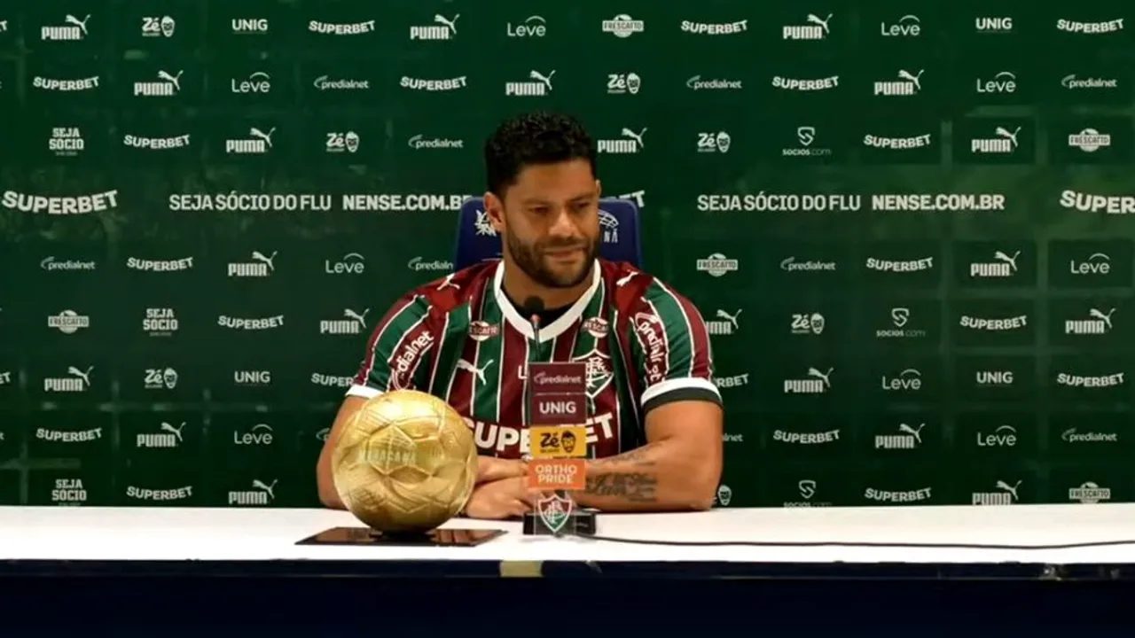 Hulk vestindo a camisa do Fluminense na sala de imprensa do Maracanã durante apresentação oficial em maio de 2026